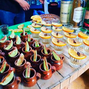 servicio de shots de mezcal y tequila
